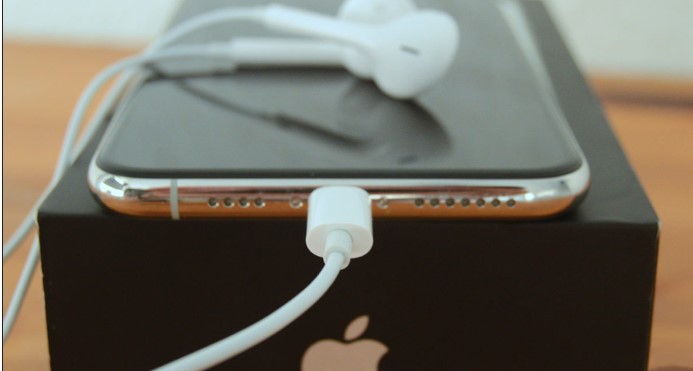iPhone 12 планують позбавити дротових навушників щоб підвищити продажі AirPods