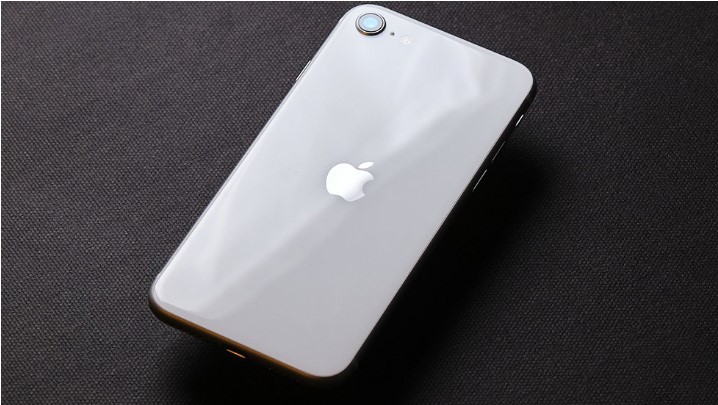 Нещодавно анонсований iPhone SE 2 покоління значно подешевшав в Україні