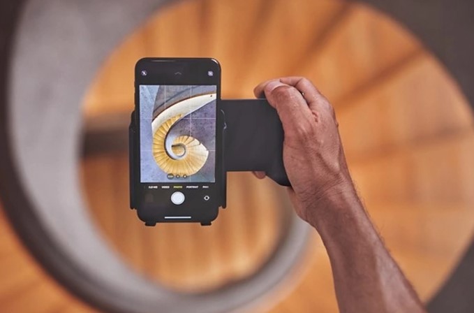 ShiftCam випустили ґаджет ProGrip, який перетворює смартфон в дзеркальну камеру