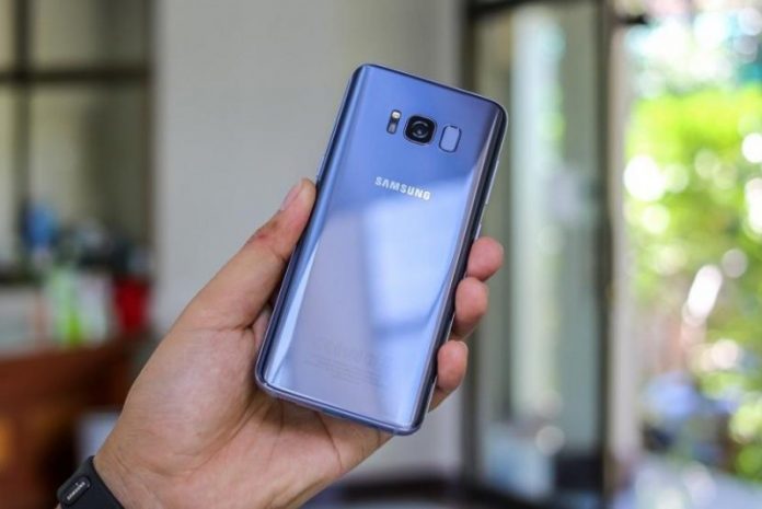 Компанія Samsung запатентувала смартфон зі згінаючим назовні дисплеєм