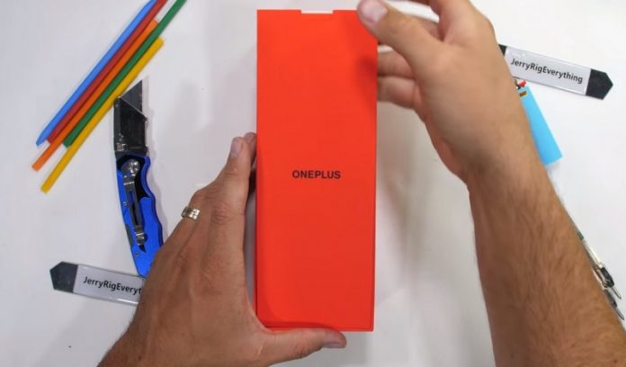 Відомій блогер перевірив OnePlus 8T на міцність