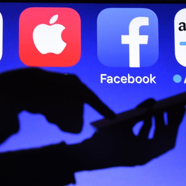 Американська влада запропонувала "розділити" Apple, Facebook і інших ТехноГігантів