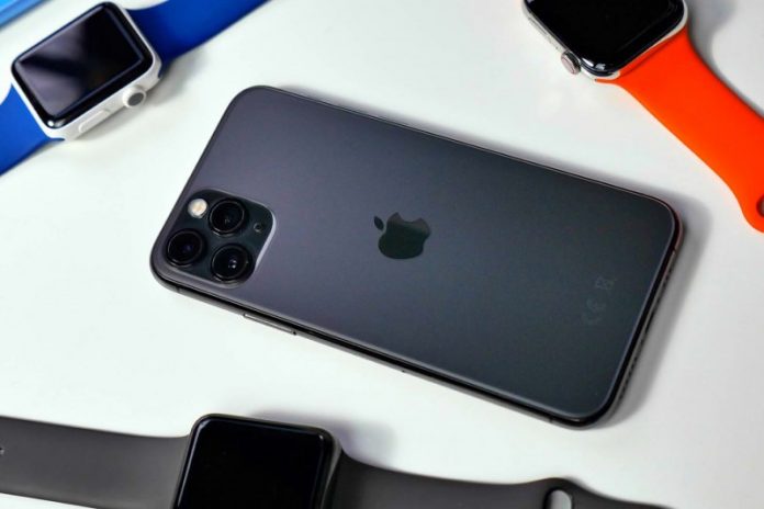 Samsung, Xiaomi і OnePlus висміяли Apple через відсутність зарядного адаптера з iPhone