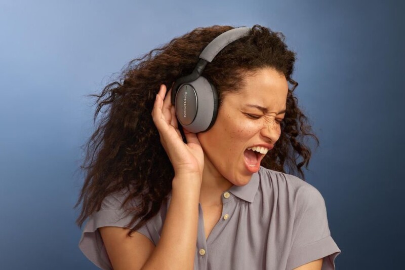 Експерти: Cлухати музику під час зарядки смартфона небезпечно