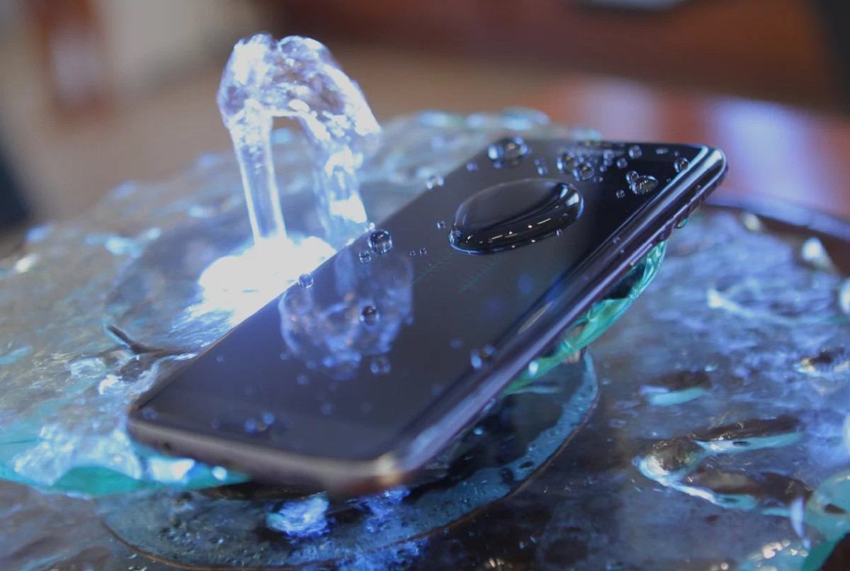 Що робити, якщо телефон з незнімним акумулятором все ж потрапив у воду?