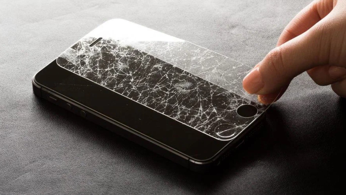Чем лучше защитить экран. Треснутое защитное стекло. Разбитая защитное стекло. Разбилось защитное стекло на смартфоне. Треснутое защитное стекло на телефоне.