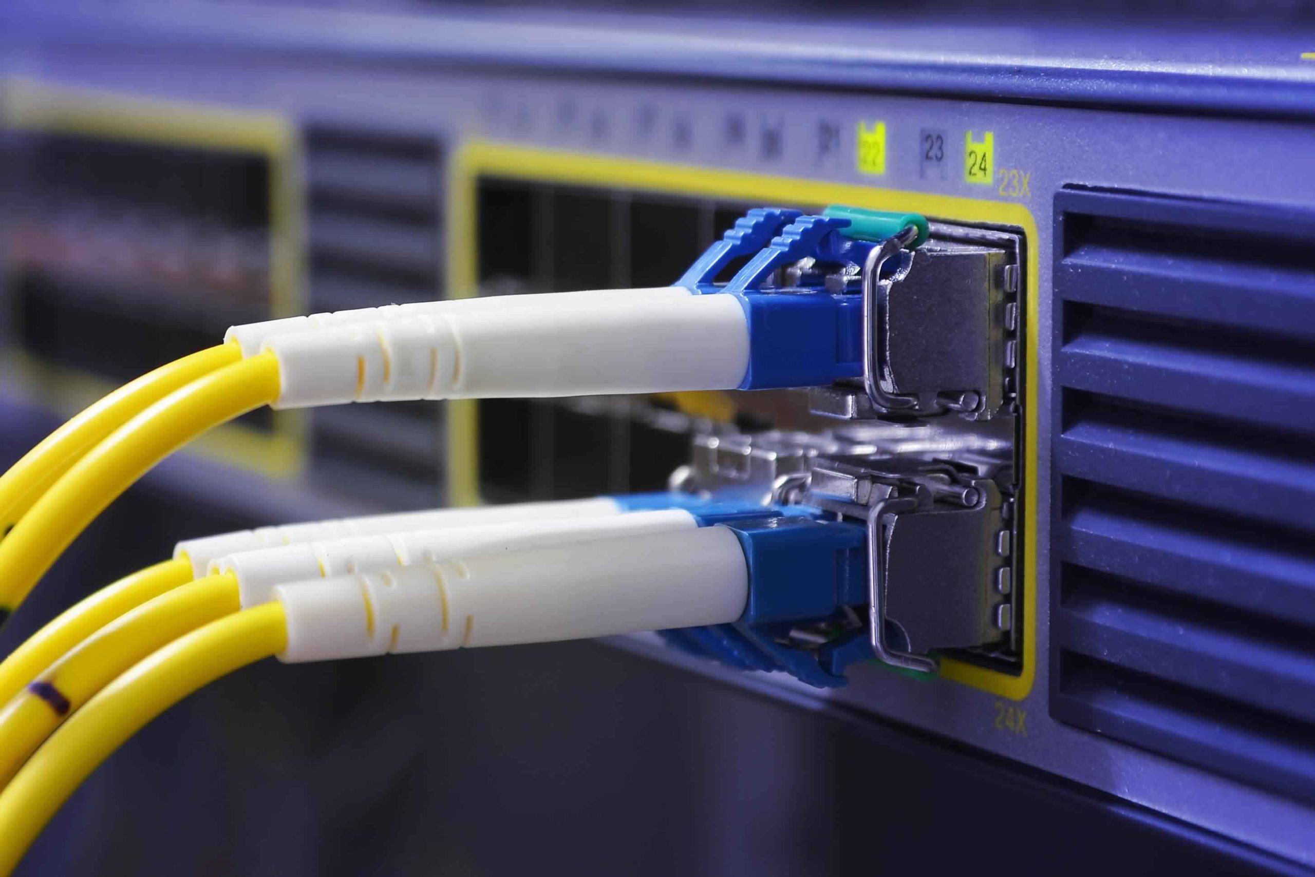 Видео подключения интернета. Оптоволоконный интернет. Оптоволоконный кабель для интернета. Высокоскоростной интернет оптоволокно. Оптоволоконный кабель Ethernet.