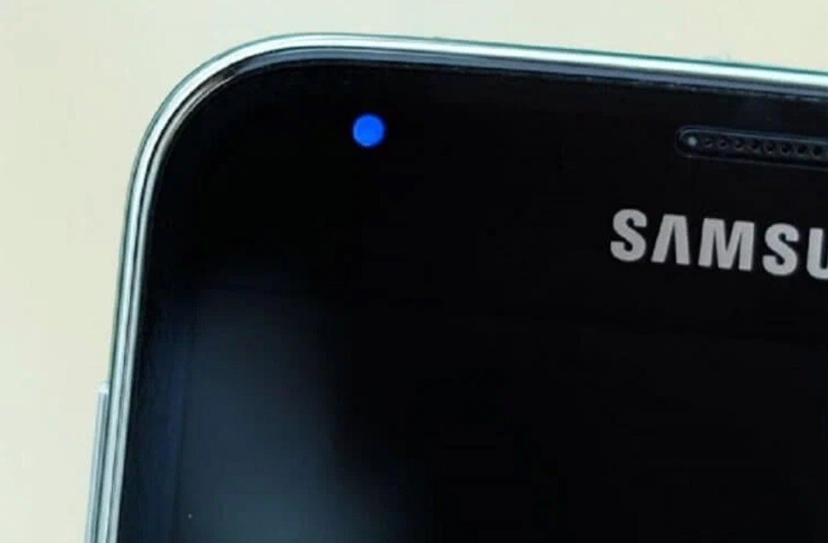 Экран в углу смартфона. Samsung Galaxy s7 светодиодный индикатор. Samsung Galaxy a 51 светодиодный индикатор. Самсунг а 50 индикатор зарядки. Samsung Galaxy индикатор уведомлений.