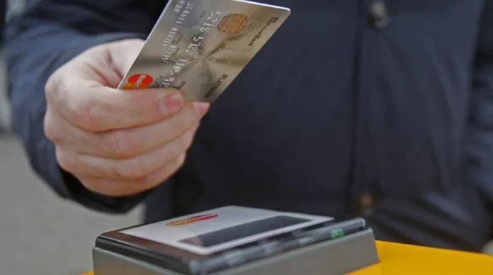 ПриватБанк та Mastercard запустили сервіс для поповнення банківських карток на касах мережі заправок Укрнафта