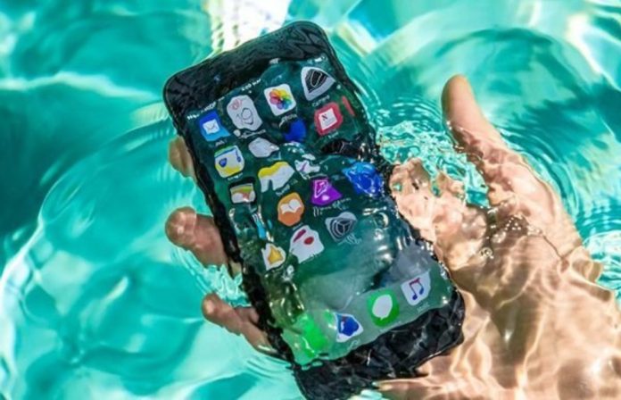 Чого не варто робити, якщо телефон упав у воду