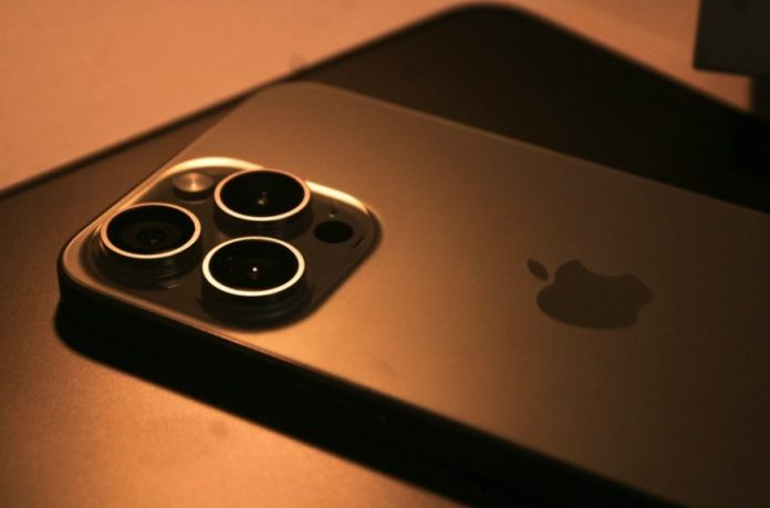 iPhone з тачбаром: у мережу потрапили креслення нового пристрою Apple