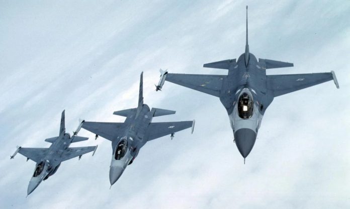 F-16 зі штучним інтелектом успішно провів тренувальний бій у США