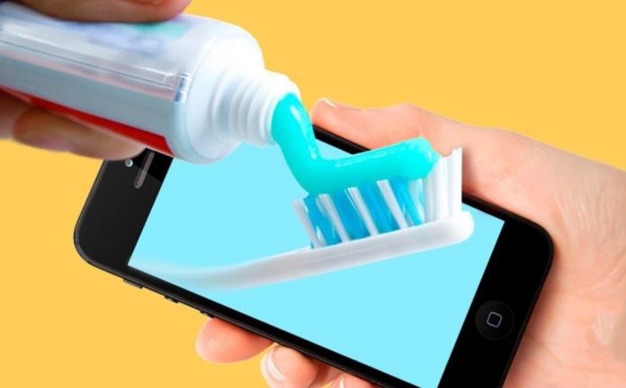 Чи можна використовувати зубну пасту для чищення екрана смартфона