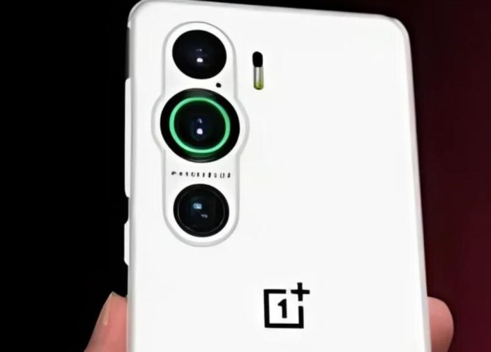 OnePlus нещодавно випустила OnePlus Ace 3 Pro, оснащений чіпсетом Snapdragon 8 Gen 3 та потужною батареєю ємністю 6100 мА*год. Проте нова інформація від Digital Chat Station свідчить, що група Ouga, до якої входять такі компанії, як Oppo та OnePlus, планує випустити батарею ємністю 6500 мА*год. Зараз Ouga тестує прототипи з цією новою батареєю, і перший телефон, який буде оснащений нею, буде від OnePlus. За даними поста DCS на Weibo, два майбутніх пристрої OnePlus матимуть злегка вигнуті дисплеї з роздільною здатністю 1,5K та 2K. Ймовірно, це будуть OnePlus Ace 4 і OnePlus 13 відповідно, обидва з яких матимуть акумулятори ємністю від 6000 до 6200 мА*год. Очікується, що OnePlus 13 буде оснащений чіпсетом Snapdragon 8 Gen 4, тоді як Ace 4 може поставлятися з Snapdragon 8 Gen 3. Також існує ймовірність, що Ace 4 може бути перейменований на OnePlus 13R для глобального ринку. Це припущення засновані на попередніх моделях запуску телефонів OnePlus. Що стосується телефону OnePlus з акумулятором на 6500 мА*год, то це, ймовірно, буде OnePlus Ace 4 Pro, який, як очікується, буде випущений у Китаї в середині 2025 року. Цей новий акумулятор є значним оновленням у порівнянні з поточним акумулятором на 6100 мА*год у OnePlus Ace 3 Pro, і буде цікаво побачити, як він покаже себе в реальних умовах використання.