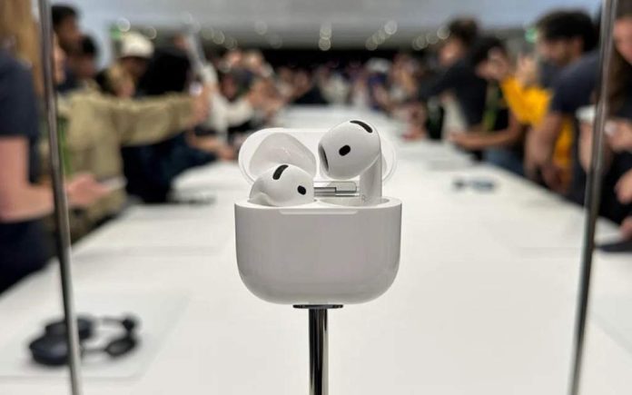 Не поспішайте купувати дешеві AirPods 4: Apple зменшила функціонал у новій версії