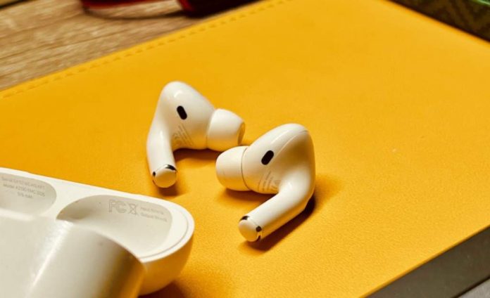 Випущено нові прошивки для AirPods Pro 2 та AirPods 4 - що у них корисного