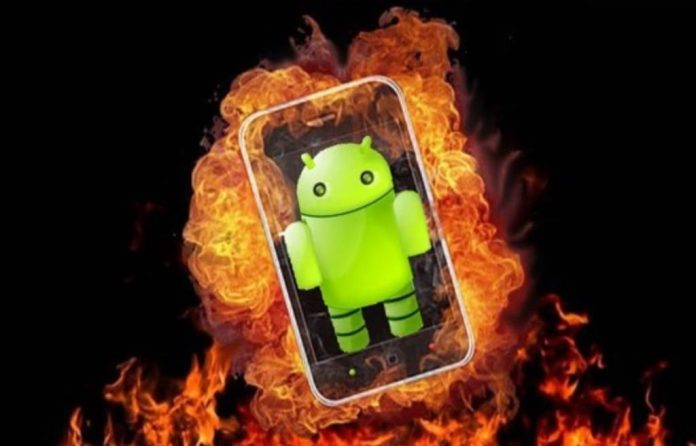 Android-смартфони — це реально потужні штуки, але коли вони починають перегріватися, це може стати справжньою проблемою. Це не лише незручно, а й може вплинути на продуктивність і навіть скоротити термін служби пристрою. Я розповім, чому це відбувається і як з цим боротися. Однією з основних причин нагріву є те, коли процесор працює на максимум через важкі ігри, відео у високій якості чи кілька відкритих додатків одночасно. Тому просто закривайте непотрібні програми, і ваш телефон уже не буде так сильно нагріватися. І ще один момент — це коли на фоні працюють додатки, які вам взагалі не потрібні. Вони зжирають ресурси, навіть якщо ви ними не користуєтесь. Я завжди заходжу в налаштування і перевіряю, які програми зайняті, і вимикаю ті, що не використовую. Це реально допомагає знизити температуру. Також, коли потрібно, можна вимкнути автозапуск програм, щоб не запускались зайві додатки, коли ви не вмикаєте телефон. І, звісно, зарядка. Це дуже важливий момент. Якщо ви залишаєте телефон на зарядці занадто довго або використовуєте неякісні зарядки, батарея починає перегріватися. Тому я завжди користуюсь тільки оригінальними зарядними пристроями і не залишаю телефон заряджатися на всю ніч. Ще один фактор — це температура навколишнього середовища. Якщо залишити телефон на сонці чи в жаркій машині, він, безумовно, нагріється. Це вже стандартний трюк — просто тримайте телефон у тіні і не кладіть його на сонці. Якщо пристрій вже перегрівся, просто дайте йому охолонути, але не кладіть в холодильник, це точно не допоможе. Старі батареї теж можуть бути винуватцями перегріву. Вони втрачають свою ефективність і починають грітися більше, ніж нові. Тому, якщо ваш телефон старший за пару років, перевірте стан батареї в налаштуваннях, це може виявитися важливим. Неякісні аксесуари — це ще одна причина, чому телефон може перегріватися. Я помітив, що дешеві чохли та захисні плівки погіршують тепловідведення. Тому я намагаюсь обирати якісні чохли і знімаю їх, коли граю або заряджаю телефон. Іноді перегрів викликають помилки в додатках. Якщо одна з програм раптом почала сильно навантажувати телефон, просто оновіть її або перевстановіть, і проблема часто зникає. Не можна забувати про шкідливі програми, наприклад, віруси чи майнери криптовалют. Вони можуть непомітно навантажувати телефон і викликати перегрів. Тому я завжди ставлю антивірус і сканую пристрій на наявність загроз. Синхронізація даних теж може навантажувати телефон, особливо якщо ви активно використовуєте сервіси, як Google Фото. Я зазвичай вимикаю синхронізацію, коли вона не потрібна, і це допомагає. Ну і звісно, стара версія Android — це не найкраще рішення для нових програм. Тому перевіряю наявність оновлень, щоб пристрій працював на максимальній ефективності. Щоб уникнути перегріву, варто тримати телефон у тіні, закривати зайві програми, не грати під час заряджання і використовувати режим енергозбереження. Ці прості речі допоможуть вашому телефону не перегріватися і служити довше.