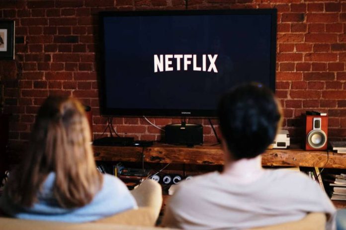 Netflix адаптує контент для тих, хто постійно перевіряє телефон під час серіалів