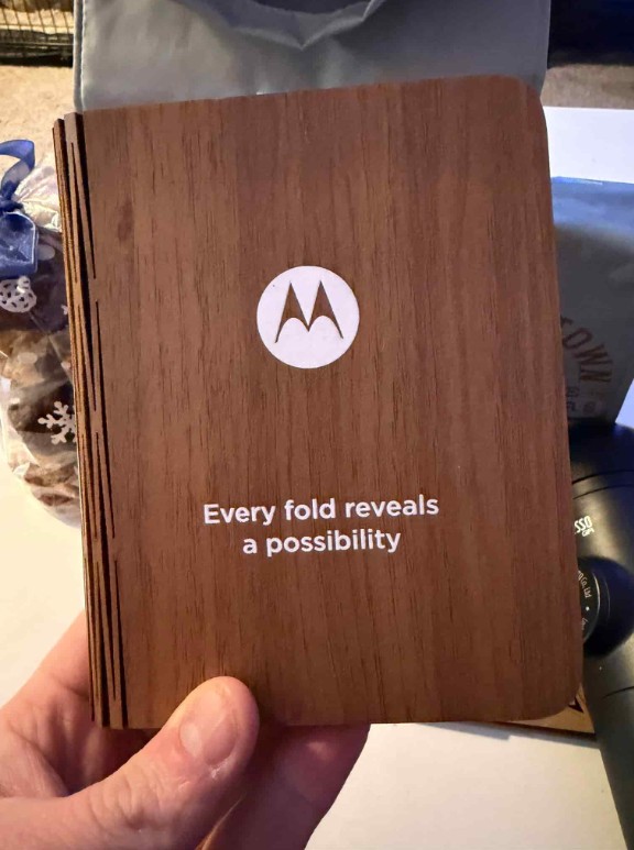 Тизер складного смартфона Motorola