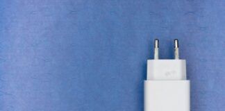 Чому не можна залишати зарядку в розетці Чому не можна залишати зарядку в розетці
