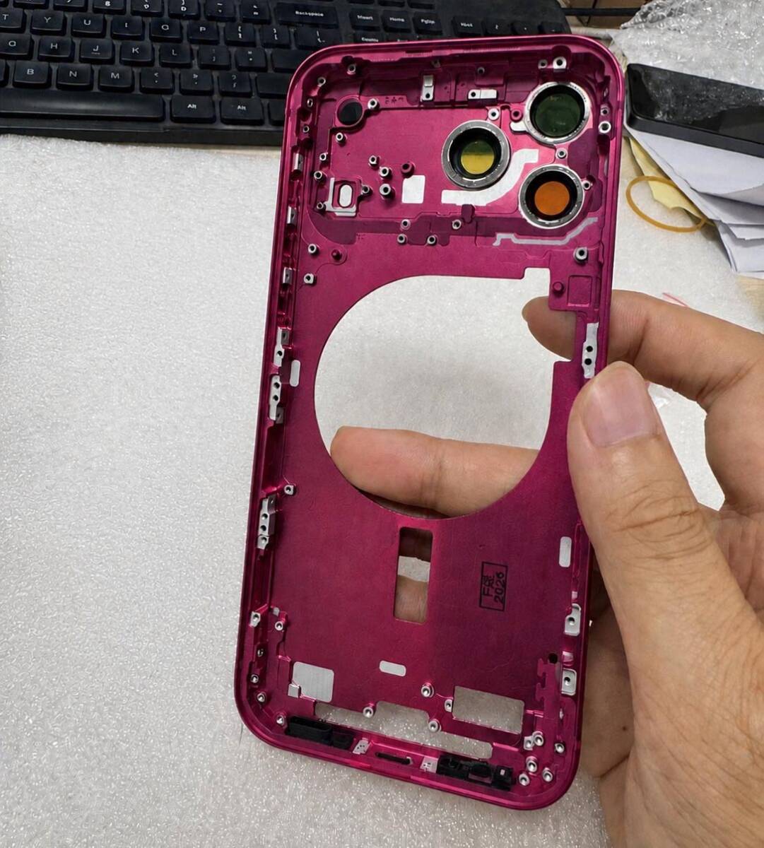 рендер iPhone 18 Pro темно-вишневый